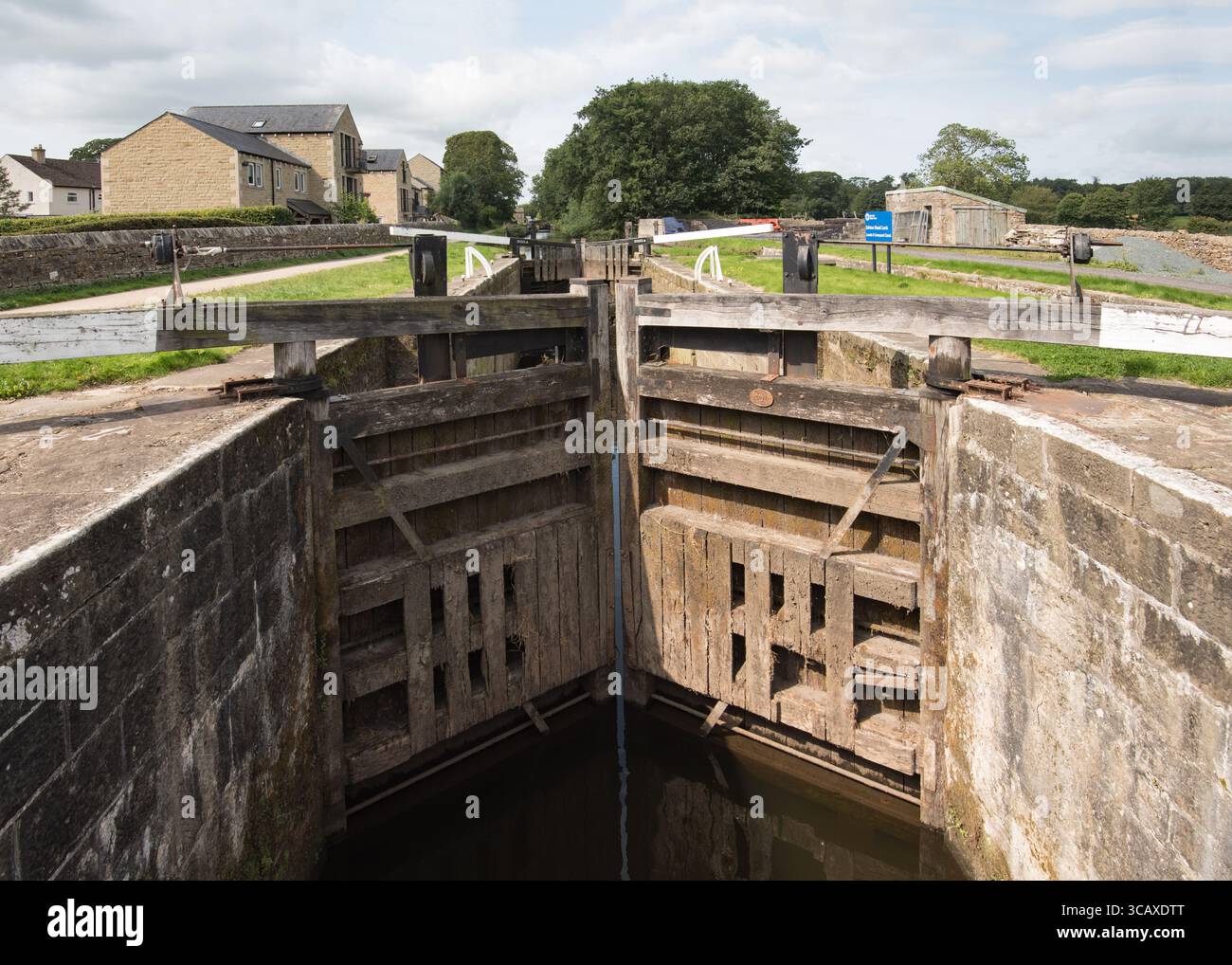 Eshton Lock Gargrave. Leeds e Liverpool Canal, dove nel 2022 sono state effettuate importanti riparazioni, Foto Stock