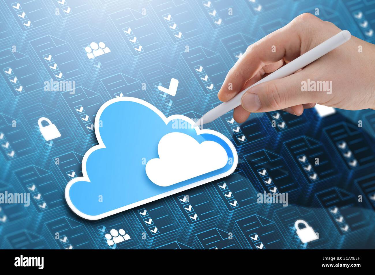 Un uomo d'affari interagisce con un'icona olografica del cloud circondata da icone di file, che rappresentano lo storage cloud, i sistemi di database aziendali e la protezione Foto Stock