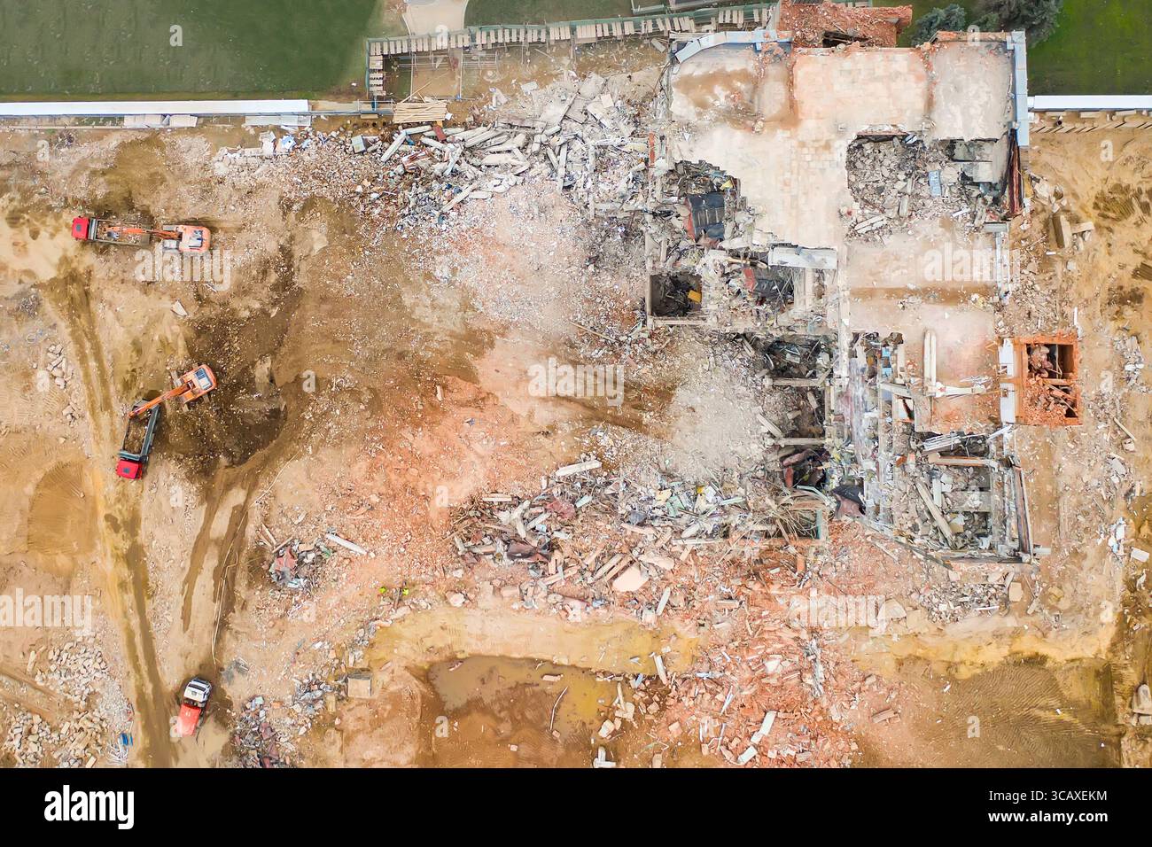 Vista aerea del cantiere con edifici industriali e escavatori distrutti Foto Stock