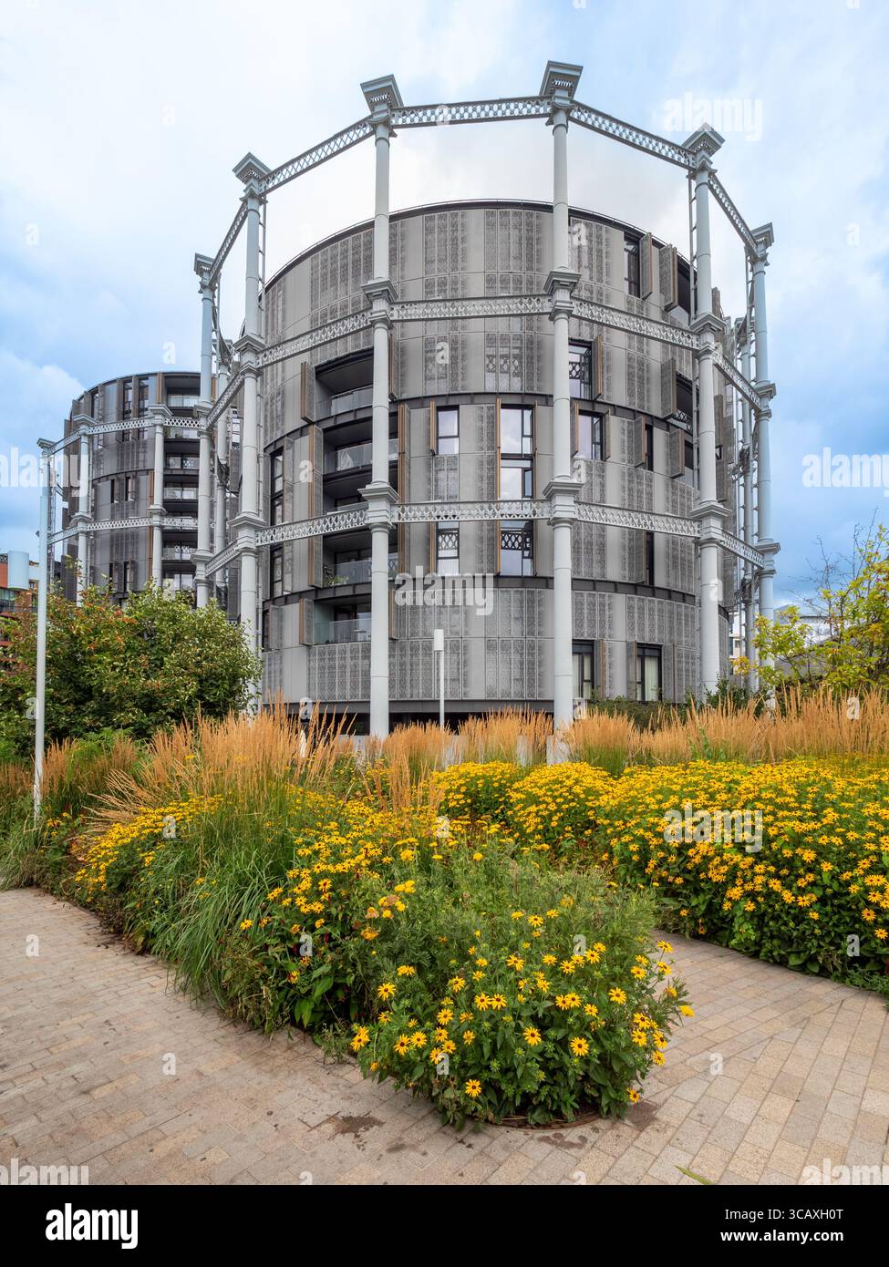 Gli unici edifici circolari costruiti all'interno degli storici telai vittoriani del Gasholders London Development, King's Cross, Regno Unito. Foto Stock