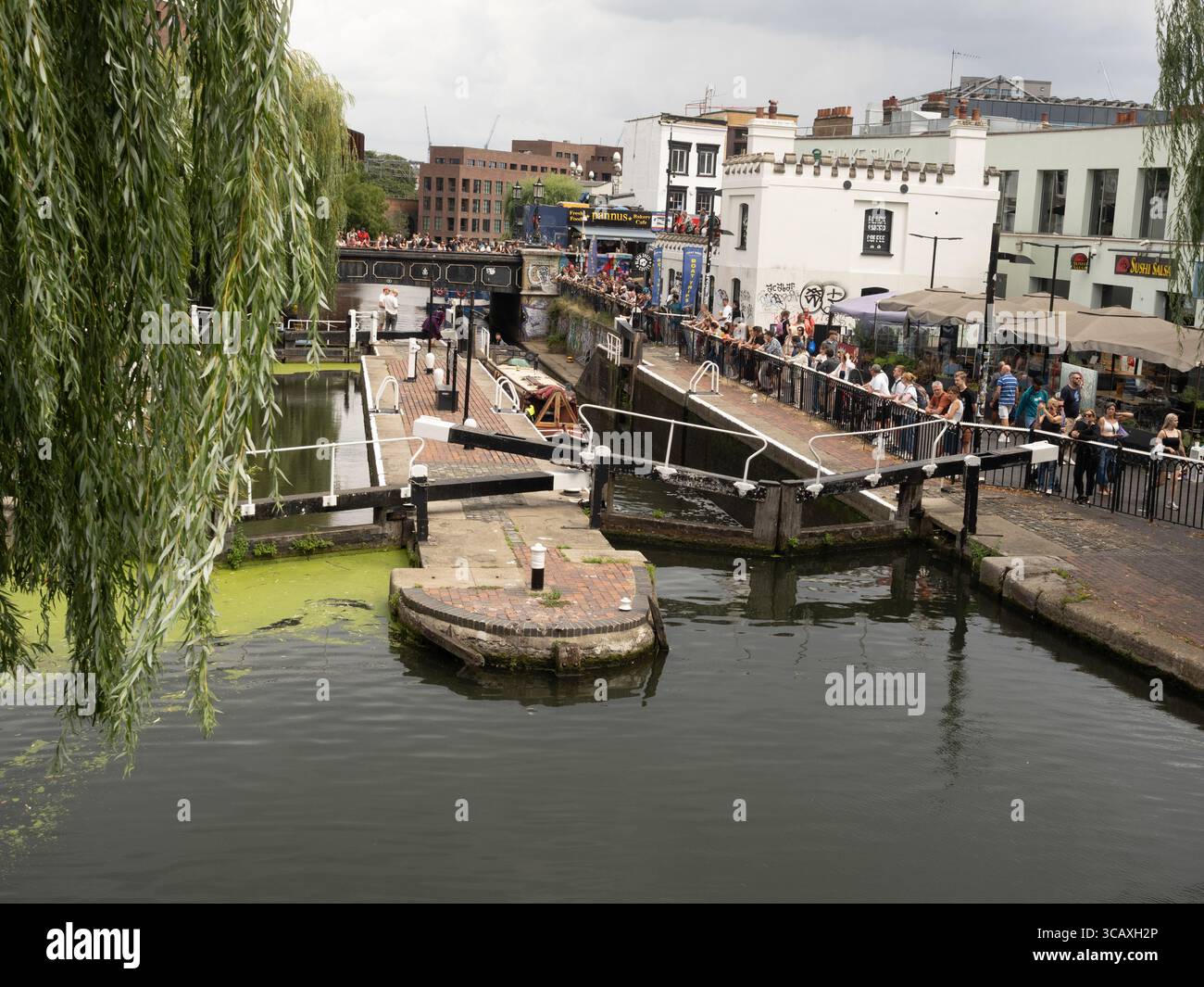 Una vista attraverso un salice piangente della storica Camden Lock, una doppia chiusa sul Regent's Canal a Londra, Regno Unito. Foto Stock