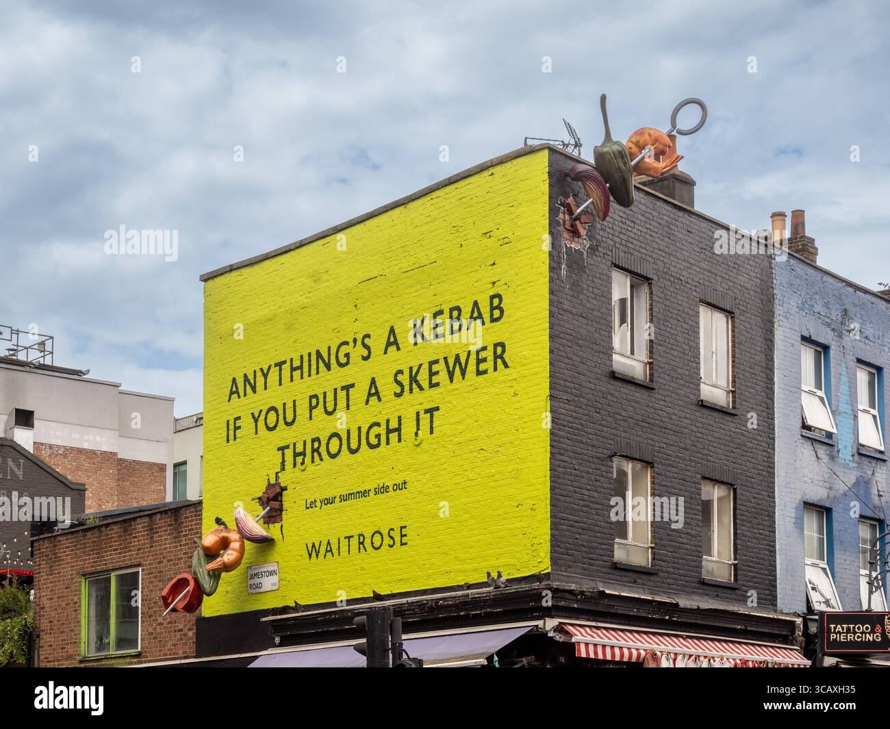 Un grande e creativo murale pubblicitario per il supermercato Waitrose, dipinto sul lato di un edificio a Camden Town, Londra, Regno Unito. Foto Stock