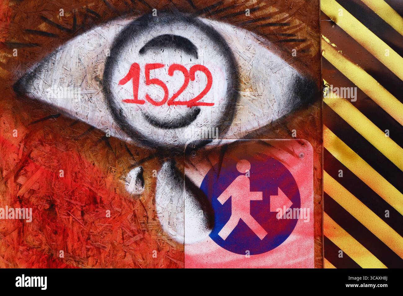 Degrado edilizio sito urbano debellato da graffiti illegali danni visibili urgente restauro richiesto. Foto Stock