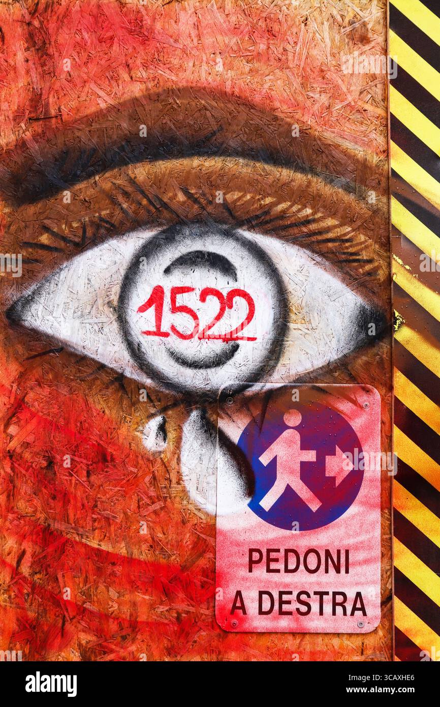 Degrado edilizio sito urbano debellato da graffiti illegali danni visibili urgente restauro richiesto. Foto Stock