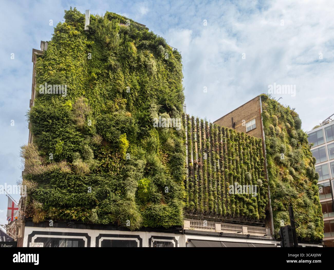 Un grande giardino verticale, noto come "muro vivente", copre la facciata di un hotel a Victoria, promuovendo la biodiversità nel centro di Londra, Regno Unito. Foto Stock