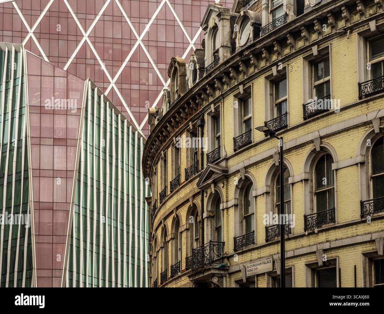 La giustapposizione di architettura storica vittoriana e moderna in vetro su Buckingham Palace Road nel quartiere Victoria di Londra, Regno Unito. Foto Stock