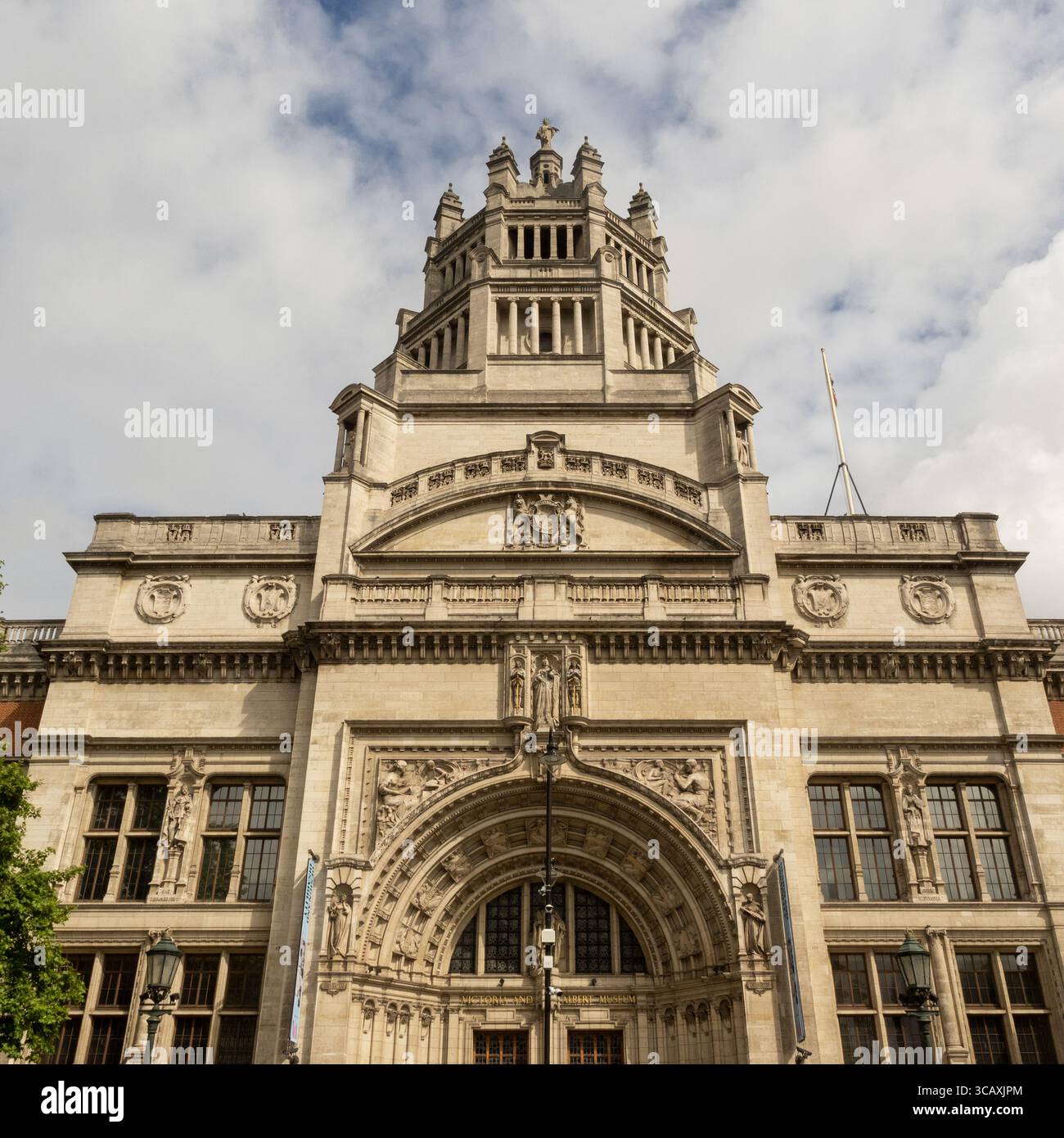 La magnifica facciata vittoriana ed edoardiana del Victoria and Albert Museum (V&A), il museo d'arte e design più importante al mondo, Londra. Foto Stock