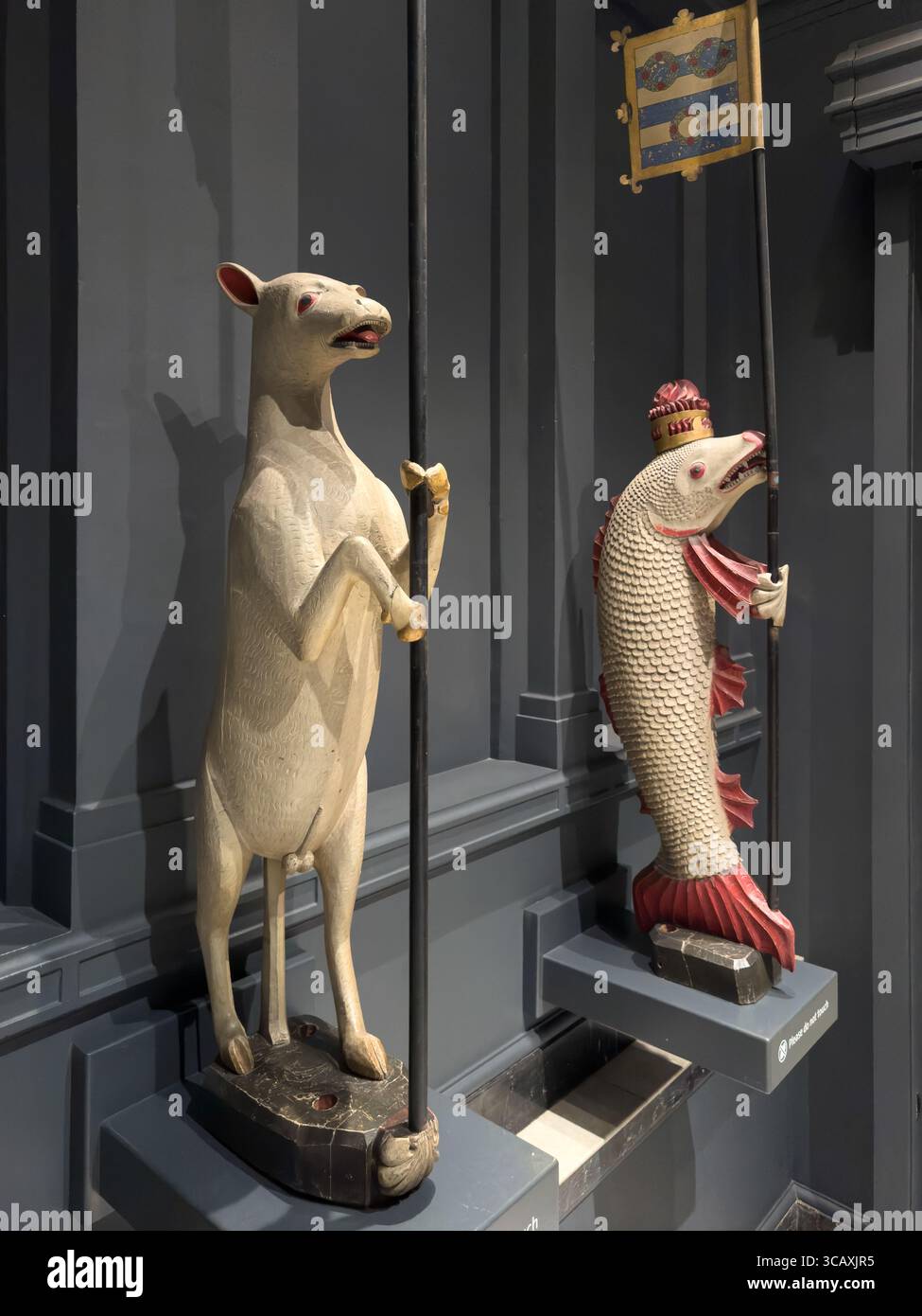 Repliche di "Queen's Beasts" araldiche di Hampton Court Palace in mostra nelle gallerie britanniche del V&A Museum di Londra, Regno Unito. Foto Stock