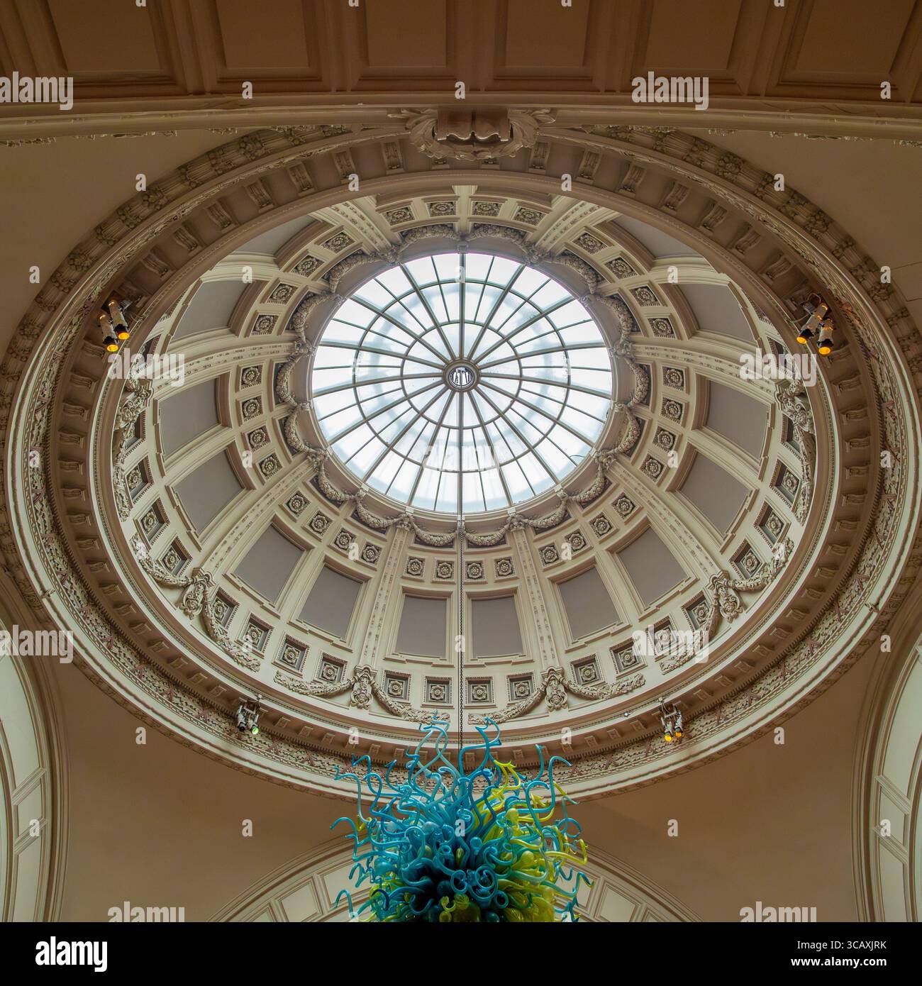 La cupola ornata della rotonda sopra il famoso lampadario di vetro Dale Chihuly al Victoria and Albert Museum di Londra, Regno Unito. Foto Stock