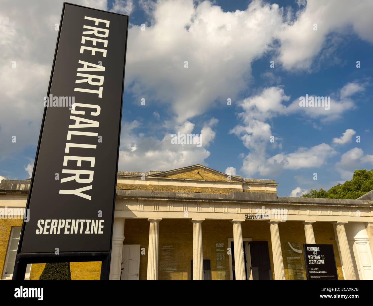Un cartello per la Serpentine, una galleria d'arte contemporanea gratuita, di fronte alla facciata classica della Serpentine North Gallery di Londra, Regno Unito. Foto Stock