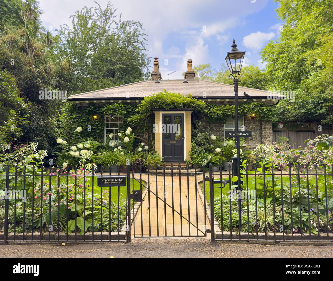 Lo splendido Serpentine Lodge, una residenza privata all'interno di Hyde Park, con il suo incantevole giardino cottage e cancello, Londra, Regno Unito. Foto Stock