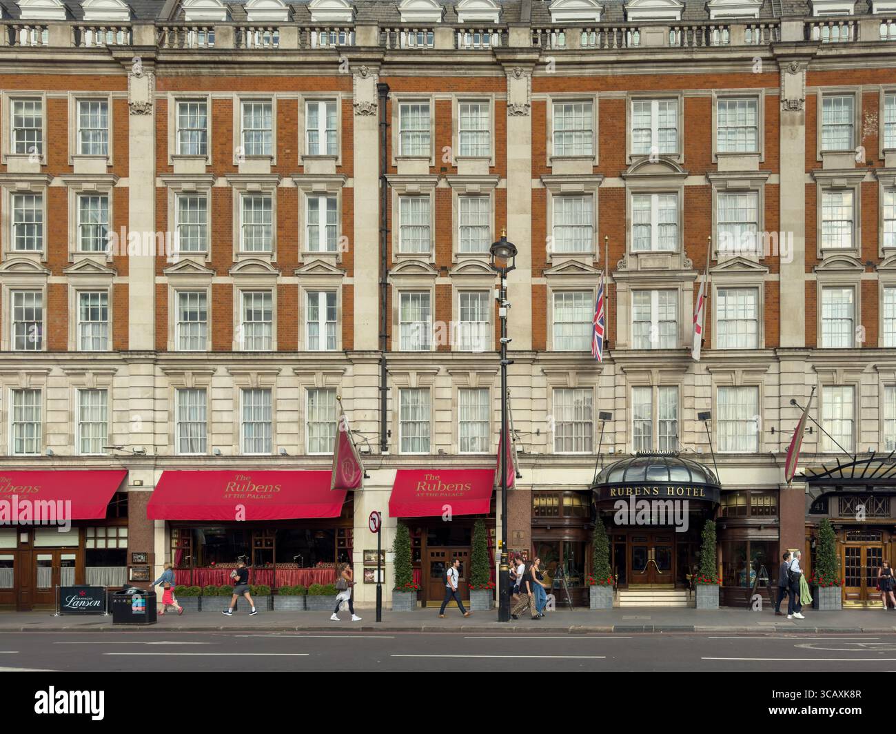 La facciata del Rubens at the Palace, un lussuoso hotel a cinque stelle in Buckingham Palace Road, di fronte ai Royal Mews, Londra, Regno Unito. Foto Stock