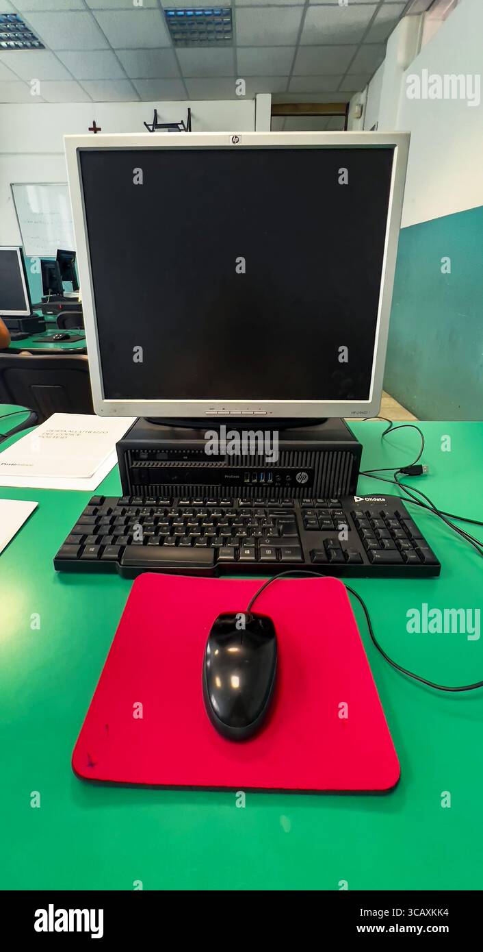 Configurazione di computer desktop con tastiera e mouse per monitor vintage, ideale per una workstation da ufficio Foto Stock