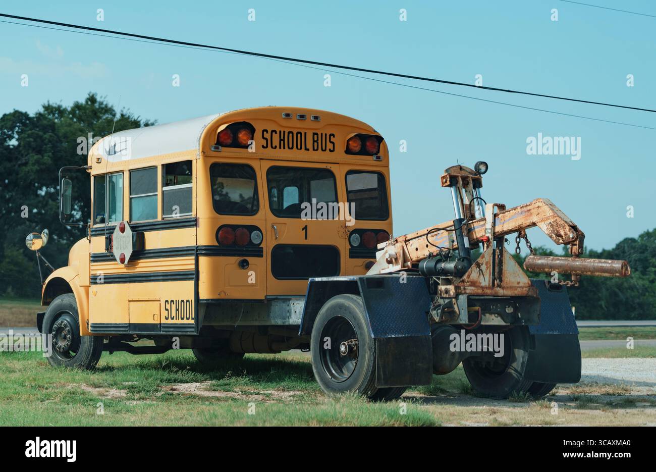 Scuolabus giallo modificato per essere un carro attrezzi in una piccola città del Texas, Stati Uniti Foto Stock