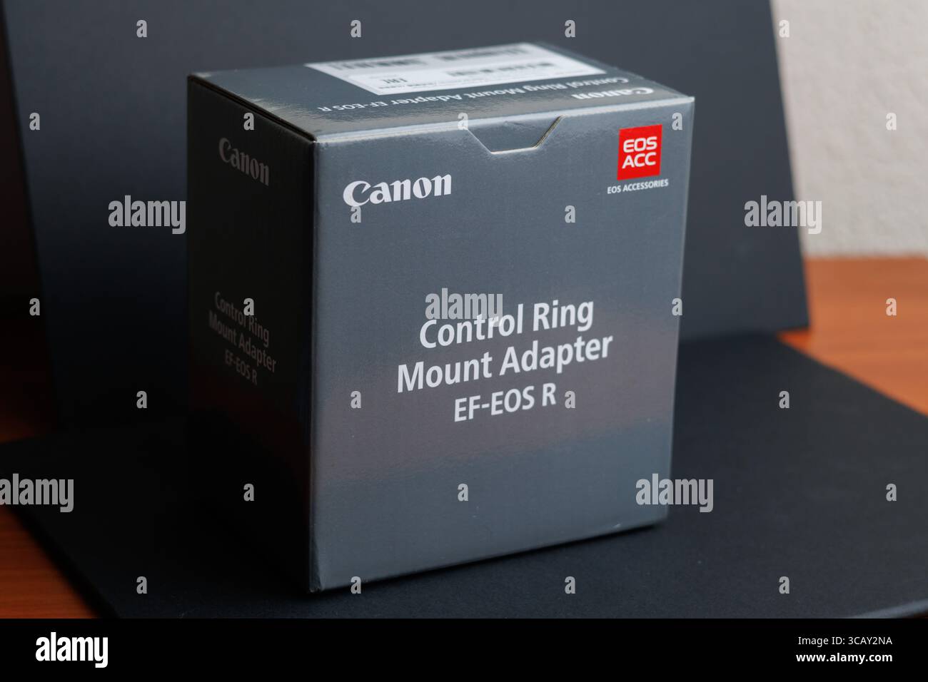 Scatola adattatore per montaggio Canon con anello di controllo EF-EOS R ad Alcoy il 6 agosto 2025, Spagna Foto Stock