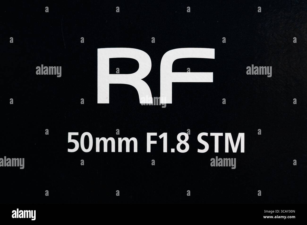 Un primo piano del lato di una gabbia dell'obiettivo da 50 mm per fotocamere RF Canon, fotografata ad Alcoy, in Spagna, il 6 agosto 2025 Foto Stock