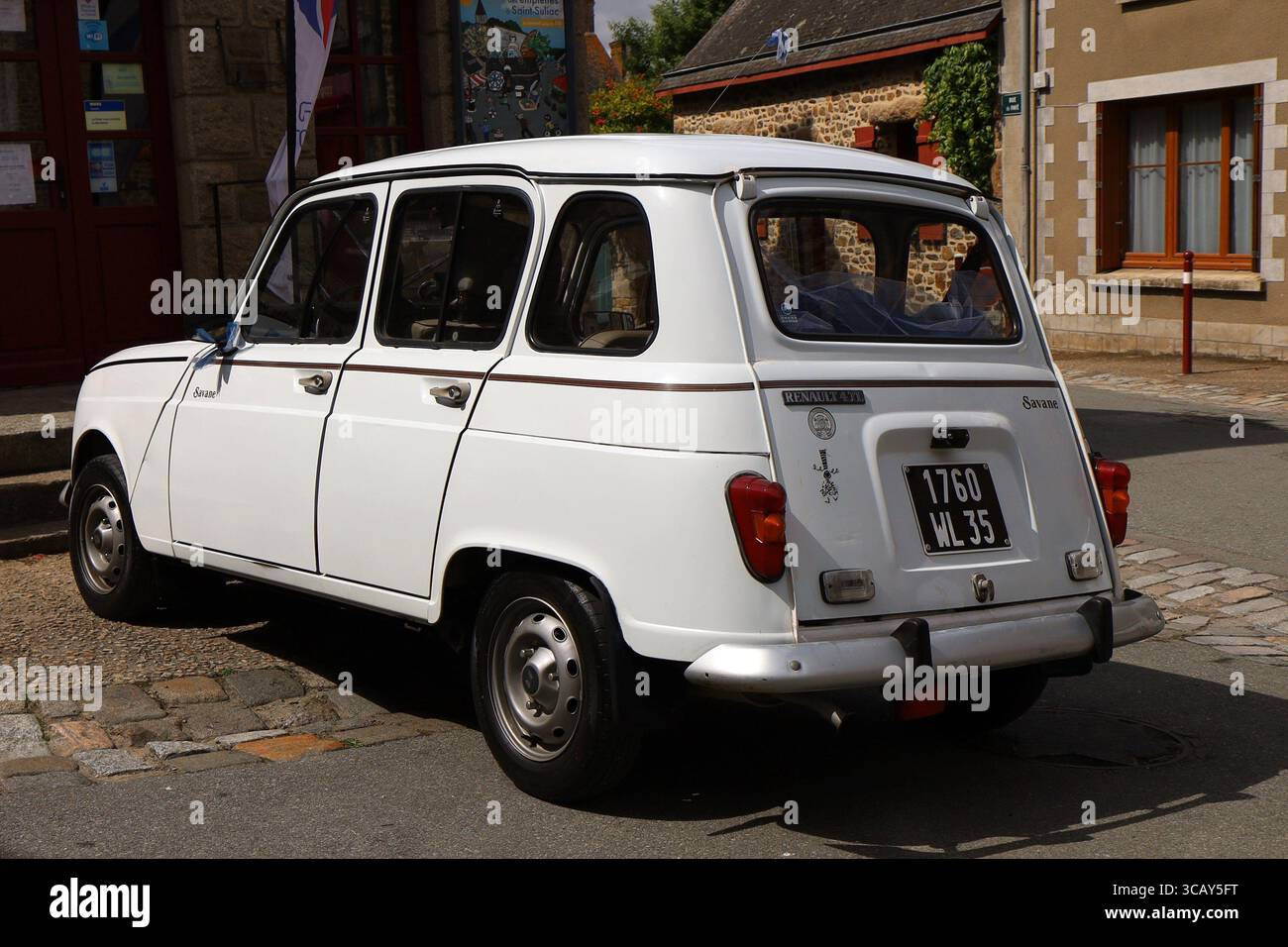 Renault 4 TL, berlina bianca, villaggio di Saint Suliac, dipartimento di Ille e Vilaine, Bretagna, Francia Foto Stock