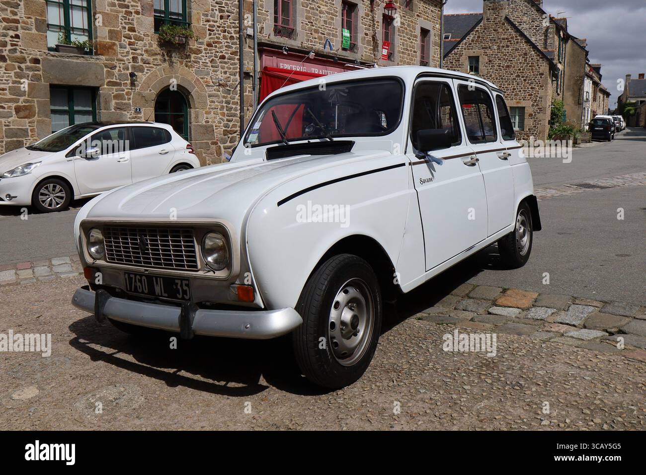 Renault 4 TL, berlina bianca, villaggio di Saint Suliac, dipartimento di Ille e Vilaine, Bretagna, Francia Foto Stock
