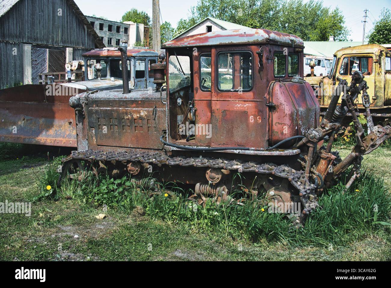 Bulldozer sovietico arrugginito in un cantiere abbandonato Foto Stock