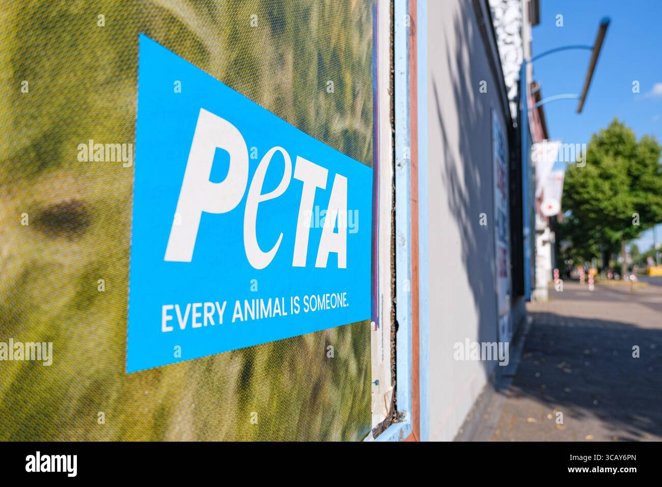 Logo dell'organizzazione PETA su un poster stradale Foto Stock
