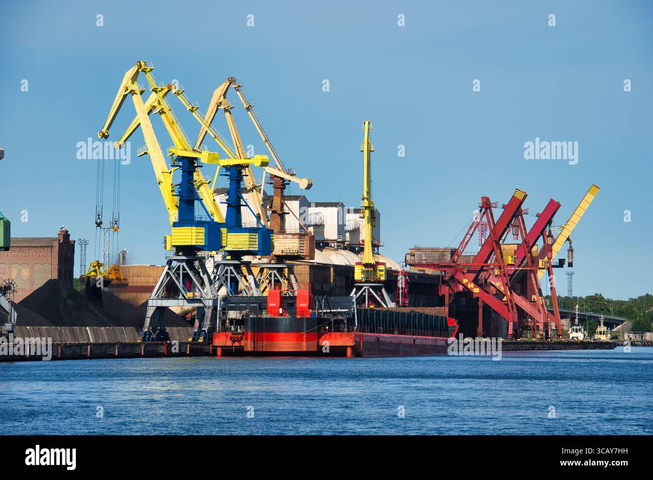 Gru portuali industriali al porto di Ventspils, Lettonia Foto Stock