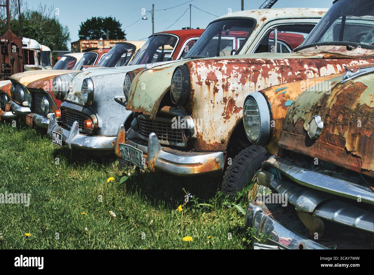 Una fila di vecchi Moskvichs arrugginiti - retro Automotive Decay Foto Stock