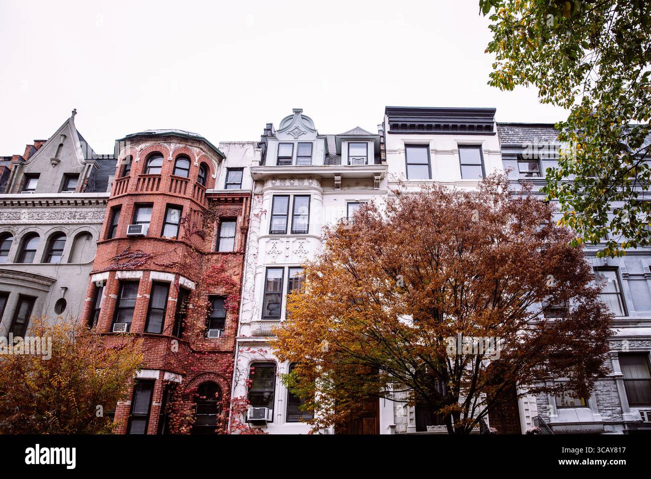 Case in mattoni del lato ovest superiore di New York in autunno Foto Stock