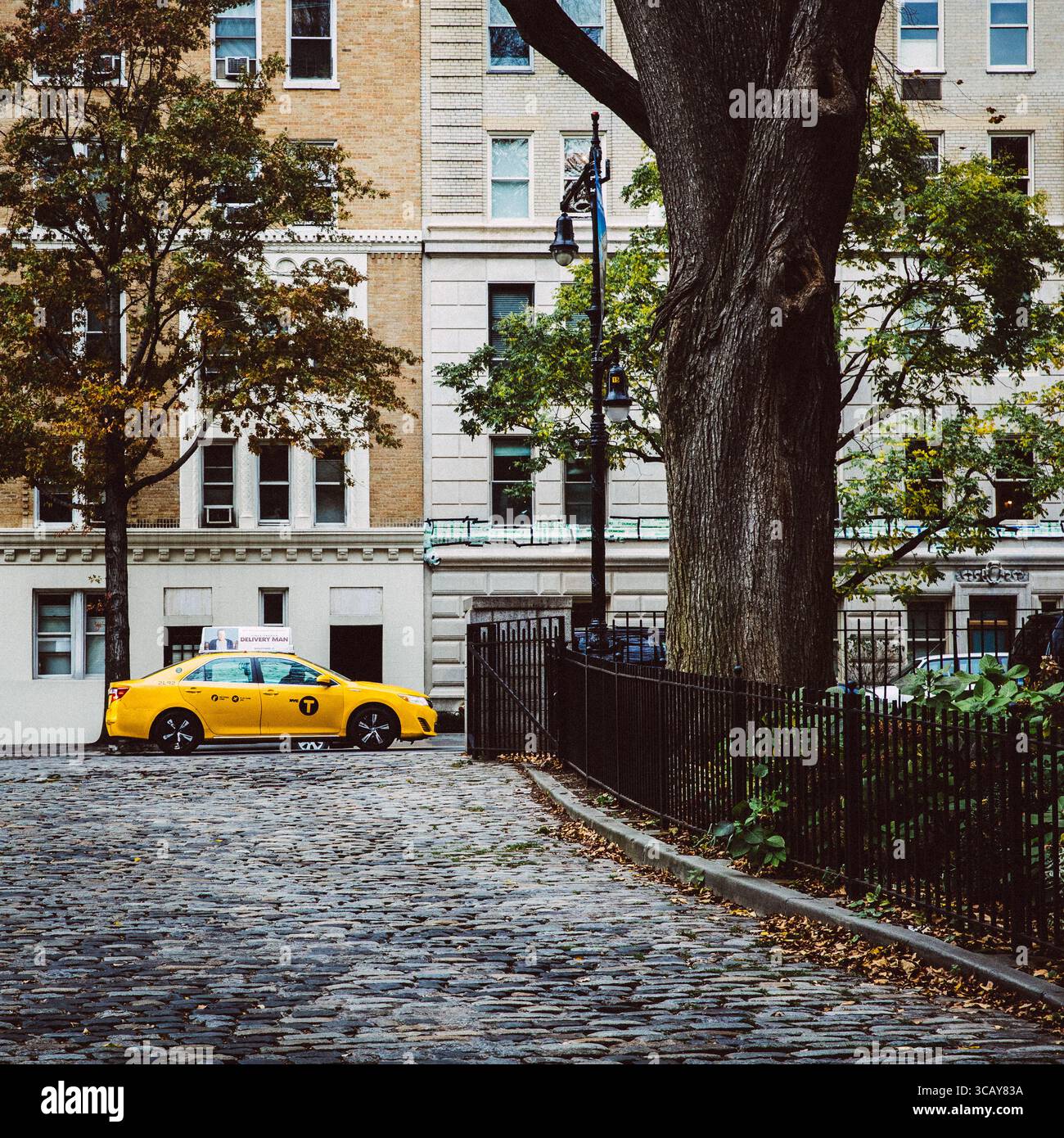 Taxi Yellow NYC parcheggiato fuori dall'Upper West Side House Foto Stock