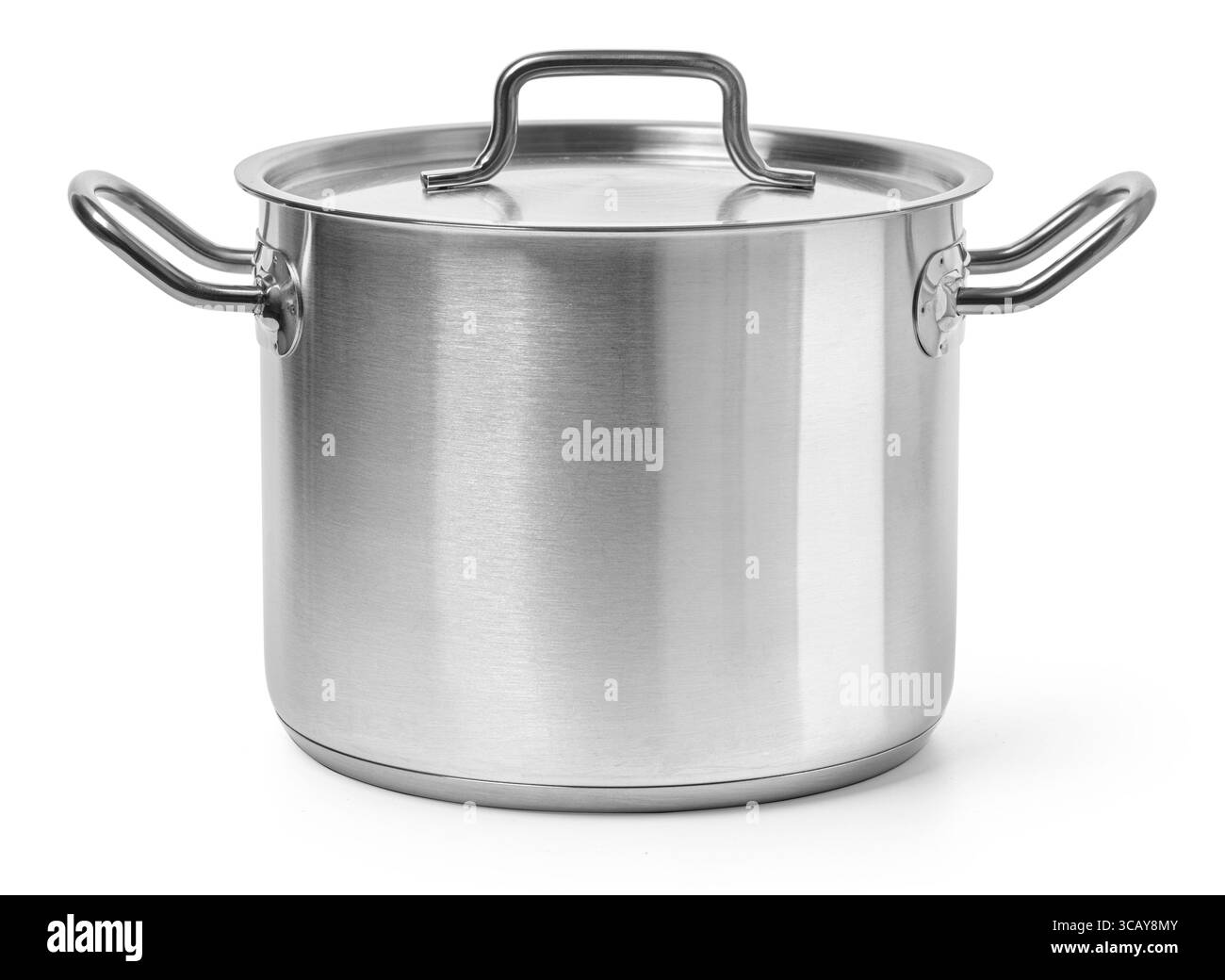 Grande pentola vuota in acciaio inox con due manici, isolata su sfondo bianco, pronta per creazioni culinarie Foto Stock