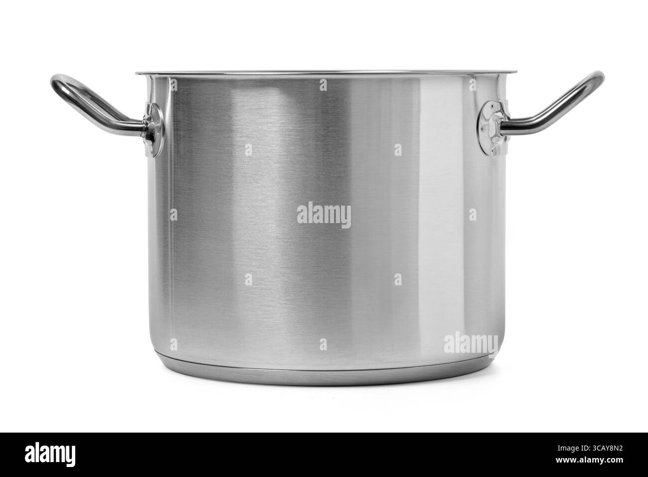 Grande pentola vuota in acciaio inox con due manici, isolata su sfondo bianco, pronta per creazioni culinarie Foto Stock