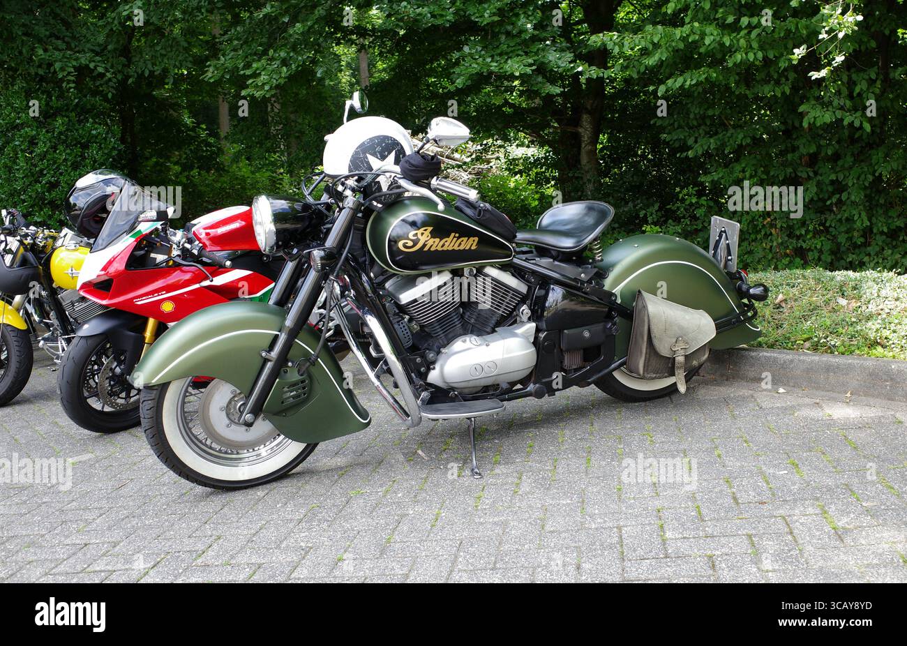 Bad Bentheim, Germania 13 luglio 2025 Una motocicletta indiana verde militare parcheggiata Foto Stock