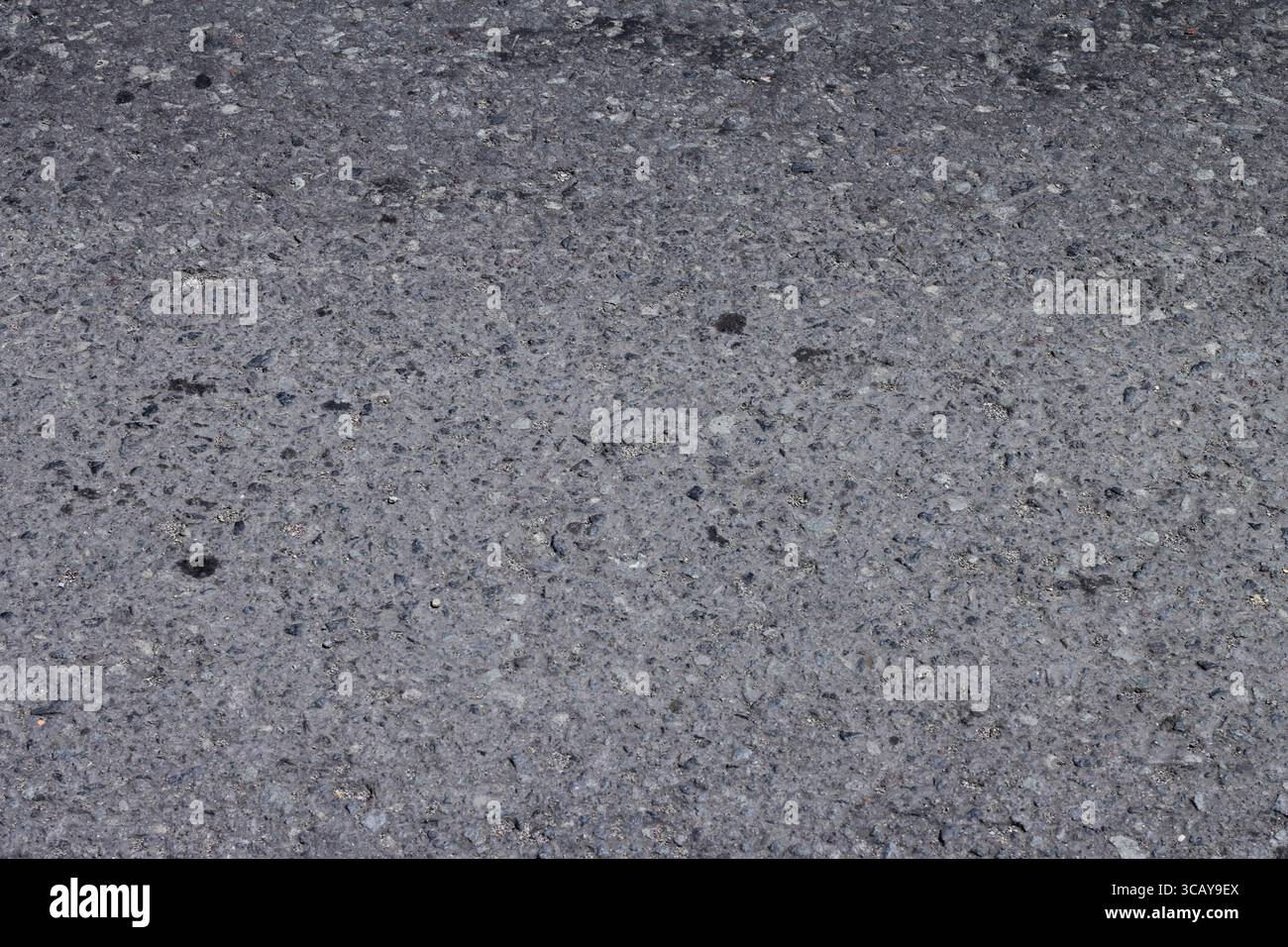 Fondo stradale in asfalto nero liscio. vista ravvicinata. Foto Stock