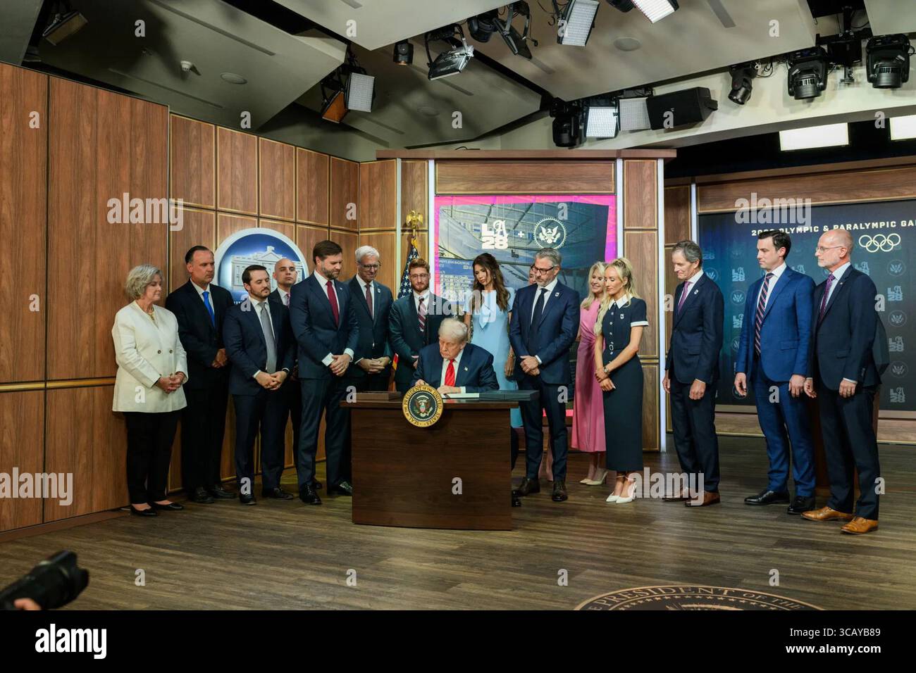 Il presidente Donald J. Trump firma un ordine esecutivo che istituisce una Task Force della Casa Bianca per i Giochi Olimpici e Paralimpici di Los Angeles 2028, durante una conferenza stampa presso l'Andrew W. Mellon Auditorium a Washington, D.C., il 5 agosto 2025. Il presidente sarà presidente della task force, con il vicepresidente JD Vance come vicepresidente. L'iniziativa include la partecipazione dei segretari di Stato, difesa, sicurezza interna e del procuratore generale. Per gentile concessione della Casa Bianca. Foto Stock