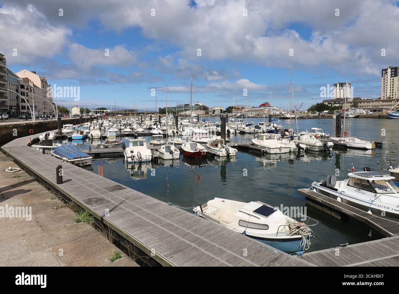 Porto, porto commerciale, pesca, porto da diporto e da crociera, città di Cherbourg nel Cotentin, dipartimento della Manche, Francia Foto Stock