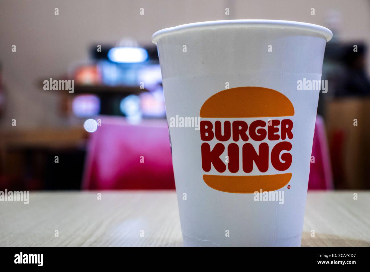 Marilia, SP, Brasile, 29 maggio 2025. Tazza per bevande della catena fast food Burger King, con il logo del marchio. L'immagine può essere utilizzata per illustrare i temi rel Foto Stock