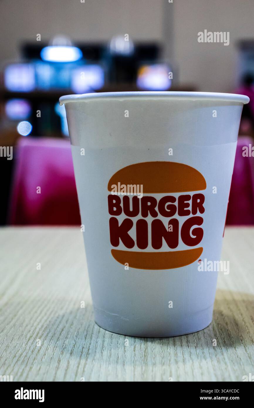 Marilia, SP, Brasile, 29 maggio 2025. Tazza per bevande della catena fast food Burger King, con il logo del marchio. L'immagine può essere utilizzata per illustrare i temi rel Foto Stock