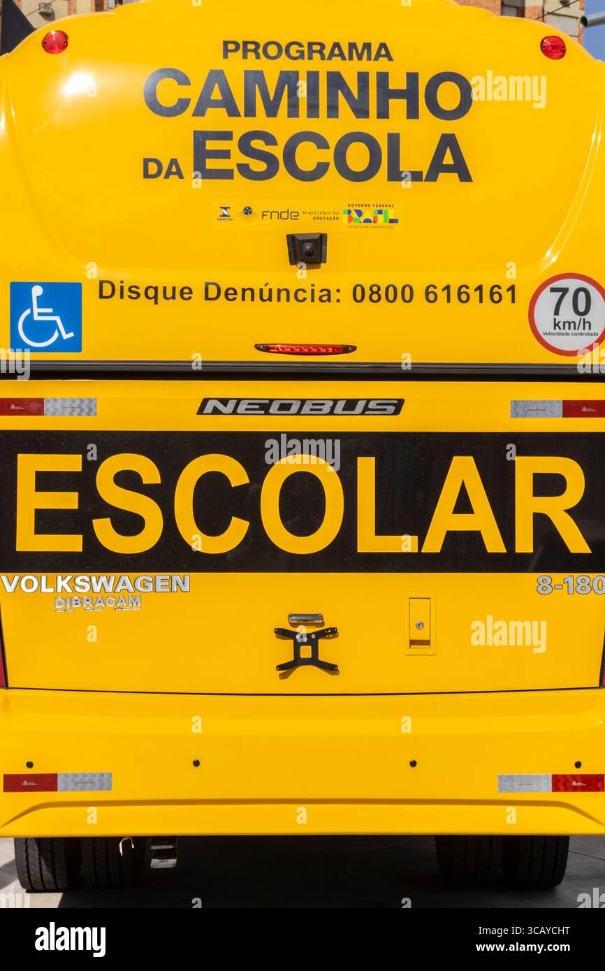 Marilia, San Paolo, Brasile, 11 aprile 2025. Scuolabus giallo in Brasile finanziato dai governi federali e statali e dai loro loghi. Rappresenta educat Foto Stock