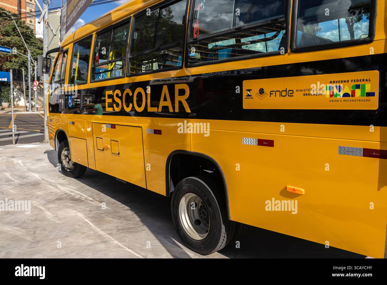 Marilia, San Paolo, Brasile, 11 aprile 2025. Scuolabus giallo in Brasile finanziato dai governi federali e statali e dai loro loghi. Rappresenta educat Foto Stock