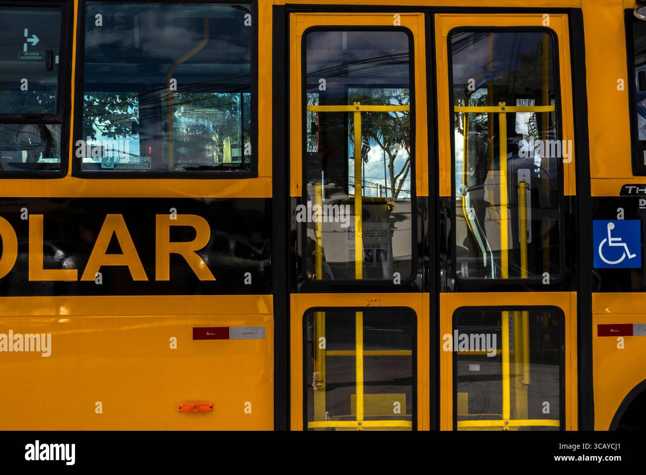 Marilia, San Paolo, Brasile, 11 aprile 2025. Scuolabus giallo in Brasile finanziato dai governi federali e statali e dai loro loghi. Rappresenta educat Foto Stock
