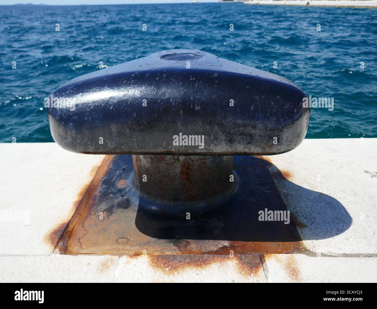 Dissuasore di ormeggio in metallo per ancorare navi Foto Stock