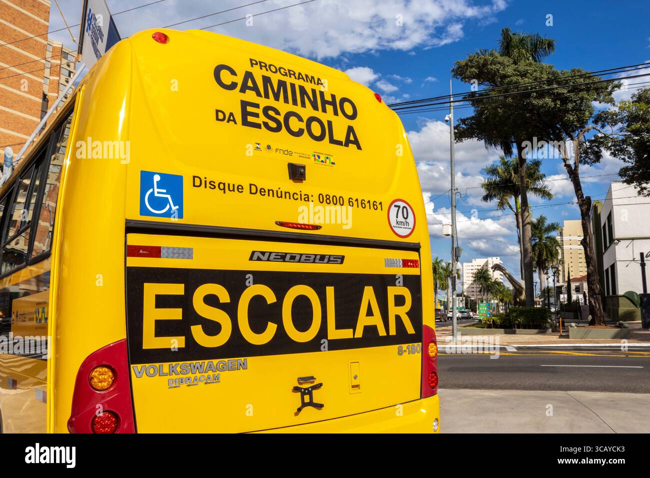 Marilia, San Paolo, Brasile, 11 aprile 2025. Scuolabus giallo in Brasile finanziato dai governi federali e statali e dai loro loghi. Rappresenta educat Foto Stock