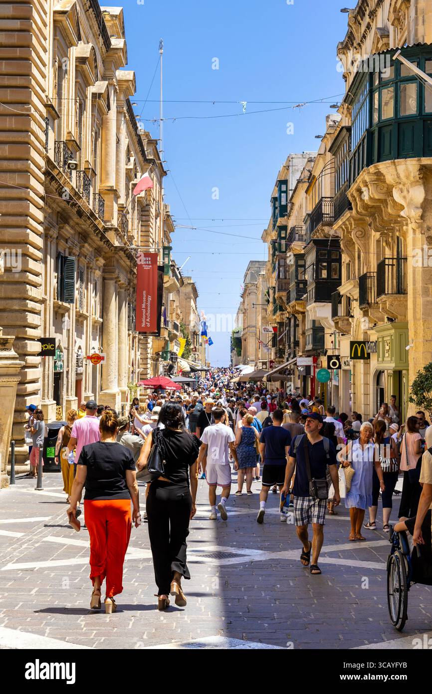 Folle che camminano lungo Republic Street a la Valletta, Malta Foto Stock