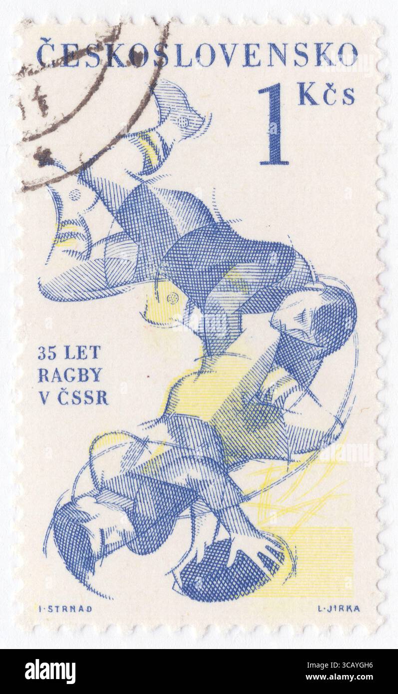 CECOSLOVACCHIA - 1961 febbraio 10: 1 corona ultramarina e francobollo giallo raffigurante Rugby Football. Promozione del 35° anniversario della fondazione del rugby nella Repubblica Socialista Cecoslovacca. Rugby football è il nome collettivo per gli sport di squadra del rugby a 15 o del rugby a 13. Il rugby a 13 iniziò alla Rugby School di Rugby, Warwickshire, Inghilterra, dove le regole furono codificate per la prima volta nel 1845. Il rugby si diffuse in altre scuole pubbliche inglesi nel XIX secolo e in tutto l'Impero britannico, mentre gli ex alunni continuavano a giocare Foto Stock
