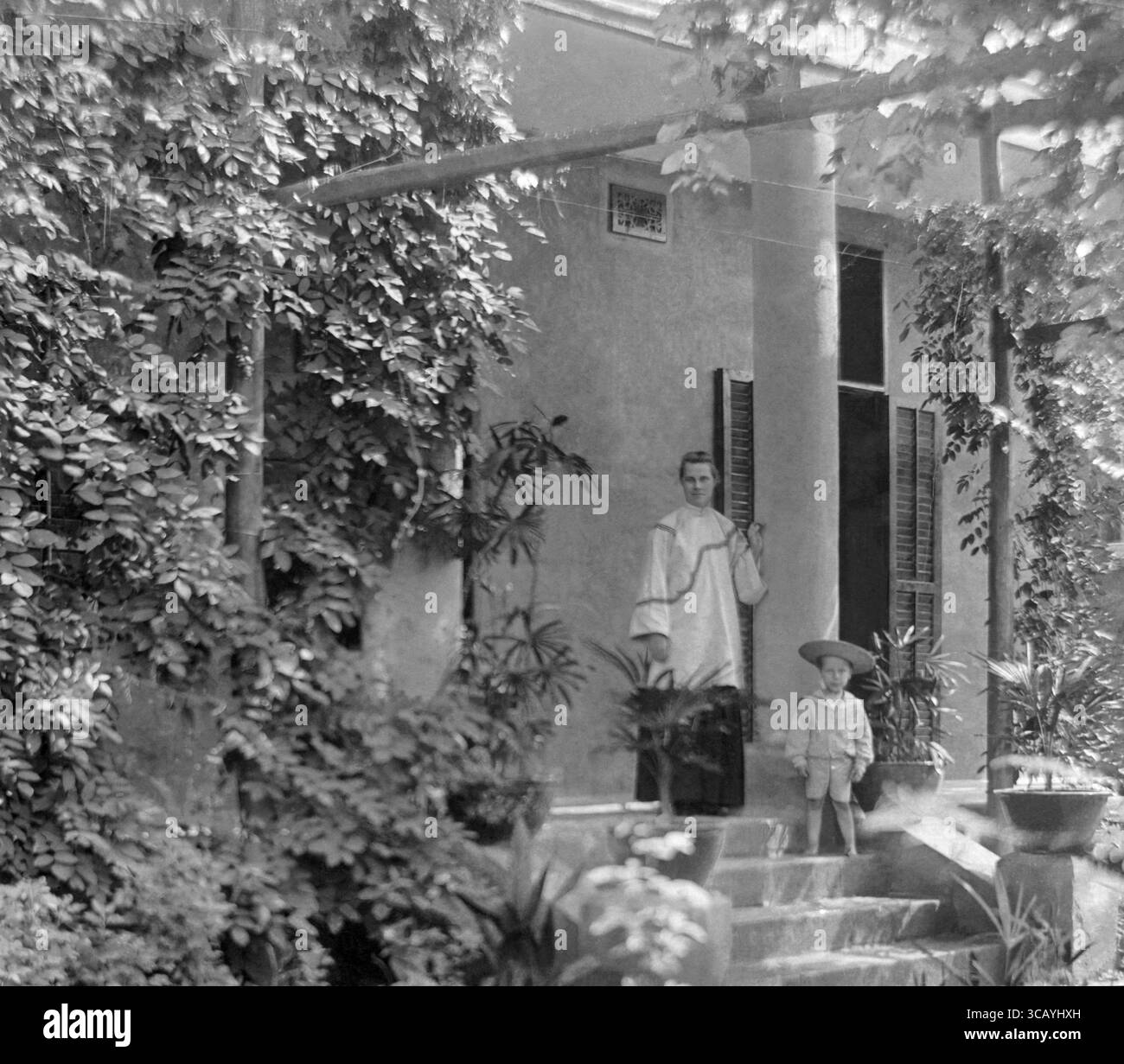 Missionaria donna e ragazzo collegati con China Inland Mission, un'organizzazione pionieristica di missioni cristiane fondata da Hudson Taylor nel 1865. (Foto c. fine anni '1890) Foto Stock