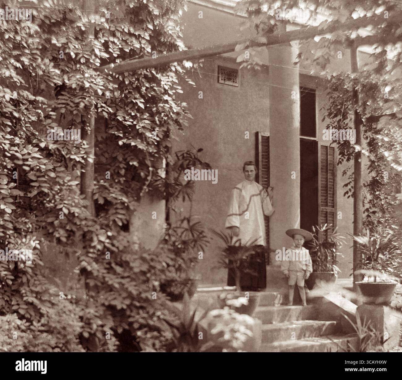 Missionaria donna e ragazzo collegati con China Inland Mission, un'organizzazione pionieristica di missioni cristiane fondata da Hudson Taylor nel 1865. (Foto c. fine anni '1890) Foto Stock