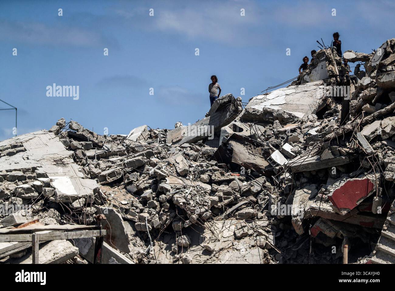 Gaza, Gaza. 7 agosto 2025. Gli aerei rilasciano aiuti con paracadute in mezzo agli attacchi israeliani, mentre i palestinesi si radunano nella zona in cui gli aiuti umanitari atterrano in cima alle case distrutte nella parte occidentale di Gaza, Gaza, giovedì 7 agosto 2025. Foto di Mahmoud Issa/UPI. Crediti: UPI/Alamy Live News Foto Stock Gaza, Gaza. 7 agosto 2025. Gli aerei rilasciano aiuti con paracadute in mezzo agli attacchi israeliani, mentre i palestinesi si radunano nella zona in cui gli aiuti umanitari atterrano in cima alle case distrutte nella parte occidentale di Gaza, Gaza, giovedì 7 agosto 2025. Foto di Mahmoud Issa/UPI. Crediti: UPI/Alamy Live News Foto Stock