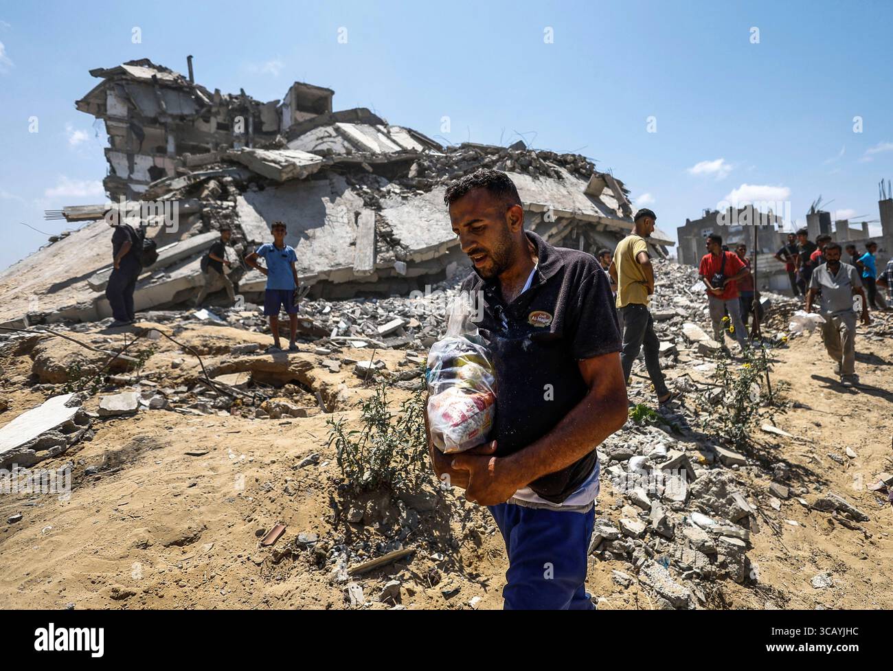 Gaza, Gaza. 7 agosto 2025. Gli aerei rilasciano aiuti con paracadute in mezzo agli attacchi israeliani, mentre i palestinesi si radunano nella zona in cui gli aiuti umanitari atterrano in cima alle case distrutte nella parte occidentale di Gaza, Gaza, giovedì 7 agosto 2025. Foto di Mahmoud Issa/UPI credito: UPI/Alamy Live News Foto Stock Gaza, Gaza. 7 agosto 2025. Gli aerei rilasciano aiuti con paracadute in mezzo agli attacchi israeliani, mentre i palestinesi si radunano nella zona in cui gli aiuti umanitari atterrano in cima alle case distrutte nella parte occidentale di Gaza, Gaza, giovedì 7 agosto 2025. Foto di Mahmoud Issa/UPI credito: UPI/Alamy Live News Foto Stock
