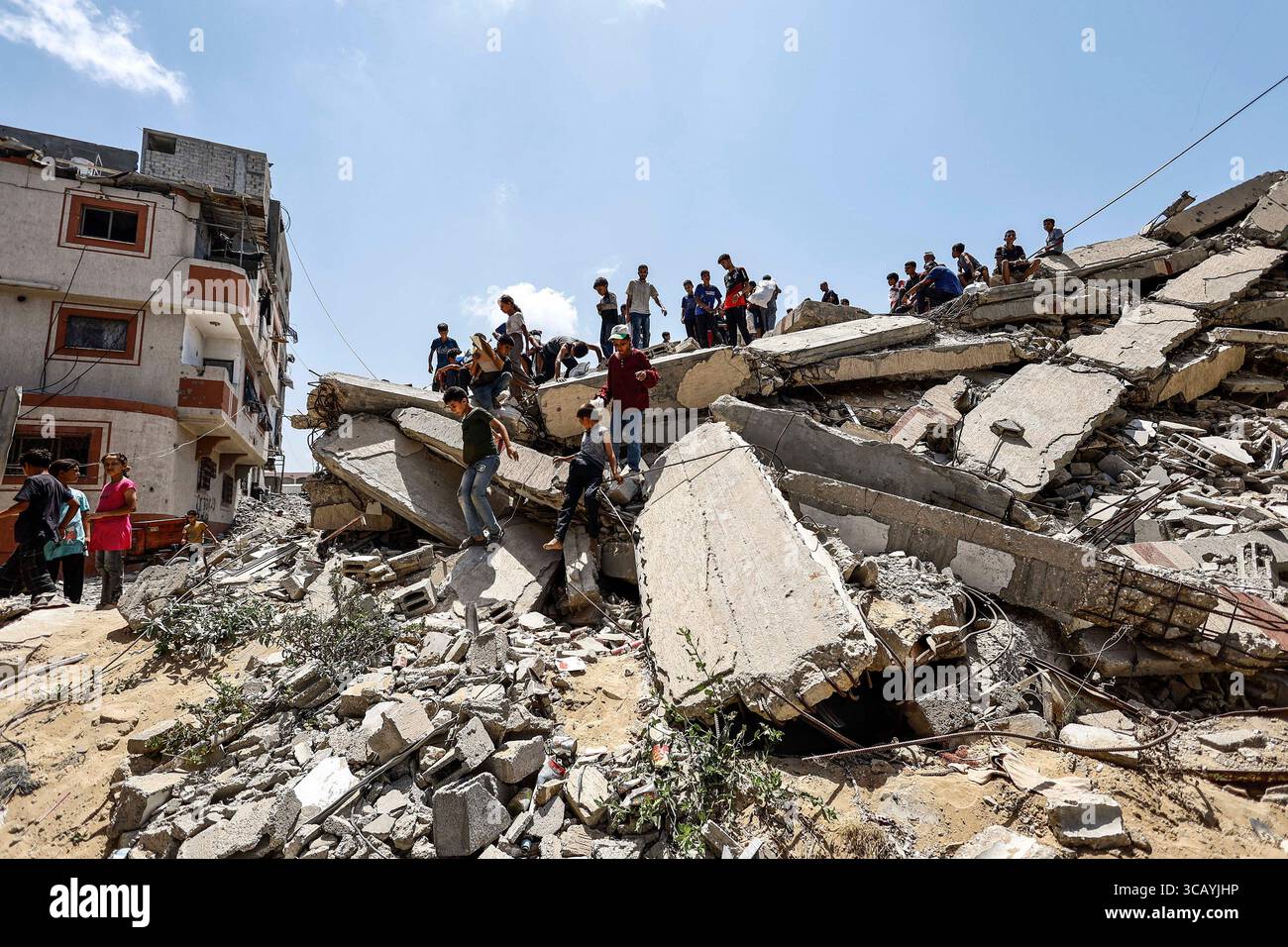 Gaza, Gaza. 7 agosto 2025. Gli aerei rilasciano aiuti con paracadute in mezzo agli attacchi israeliani, mentre i palestinesi si radunano nella zona in cui gli aiuti umanitari atterrano in cima alle case distrutte nella parte occidentale di Gaza, Gaza, giovedì 7 agosto 2025. Foto di Mahmoud Issa/UPI credito: UPI/Alamy Live News Foto Stock Gaza, Gaza. 7 agosto 2025. Gli aerei rilasciano aiuti con paracadute in mezzo agli attacchi israeliani, mentre i palestinesi si radunano nella zona in cui gli aiuti umanitari atterrano in cima alle case distrutte nella parte occidentale di Gaza, Gaza, giovedì 7 agosto 2025. Foto di Mahmoud Issa/UPI credito: UPI/Alamy Live News Foto Stock