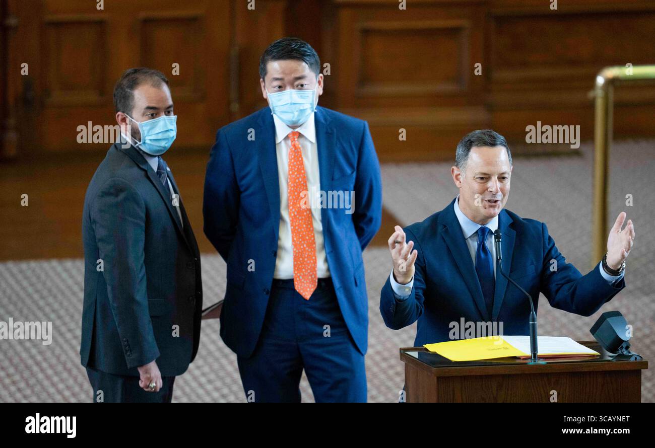 Texas House Democratic Caucus leader, rappresentante statale GENE WU, D-Houston, in House Floor Action il 31 marzo 2021 durante la sessione legislativa. Wu è stato preso di mira in una causa dal governatore del Texas Greg Abbott (non mostrato) per il suo ruolo nella guida di un ritiro democratico nella metà del decennio repubblicano. La Texas House non è stata in grado di ottenere un quorum in sessione speciale a causa dei democratici texani che lasciavano lo stato. Foto Stock