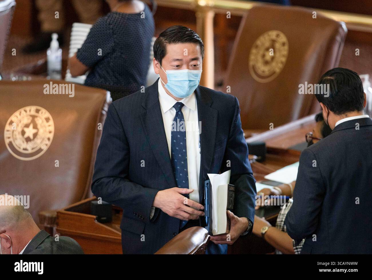 Texas House Democratic Caucus leader, rappresentante statale GENE WU, D-Houston, in House Floor Action il 31 marzo 2021 durante la sessione legislativa. Wu è stato preso di mira in una causa dal governatore del Texas Greg Abbott (non mostrato) per il suo ruolo nella guida di un ritiro democratico nella metà del decennio repubblicano. La Texas House non è stata in grado di ottenere un quorum in sessione speciale a causa dei democratici texani che lasciavano lo stato. Foto Stock